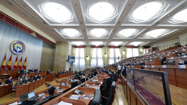 Президент КР Сооронбай Жээнбеков выступает на заседании Жогорку Кенеша - Sputnik Кыргызстан