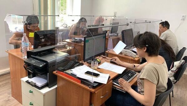 Операторы службы 118 во время работы - Sputnik Кыргызстан