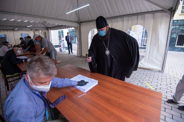 Голосование по внесению изменений в Конституцию РФ в Бишкеке - Sputnik Кыргызстан