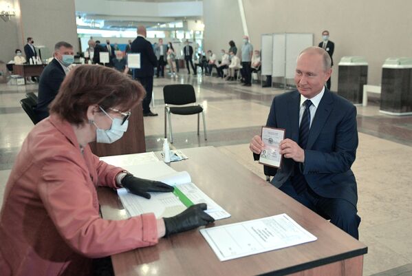 Президент РФ В. Путин принял участие в голосовании по внесению поправок в Конституцию РФ - Sputnik Кыргызстан