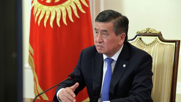 Президент Сооронбай Жээнбеков премьер-министр Кубатбек Боронов видео аркылуу азыркы абалды талкуулашты - Sputnik Кыргызстан