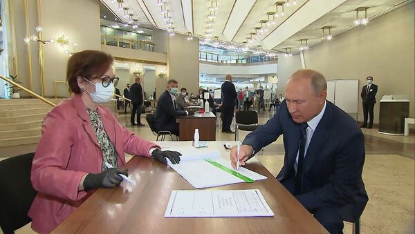 Путин Конституцияга өзгөртүү киргизүү боюнча добуш берди. Видео - Sputnik Кыргызстан