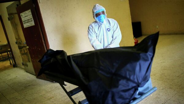 Медицинский работник транспортирует тело умершего от коронавируса. Архивное фото - Sputnik Кыргызстан