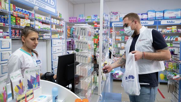 Мужчина покупает лекарства в аптеке. Архивное фото - Sputnik Кыргызстан