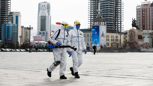 Люди в защитных костюмах проводят дезинфекцию на площади Улан-Батора, Монголия - Sputnik Кыргызстан
