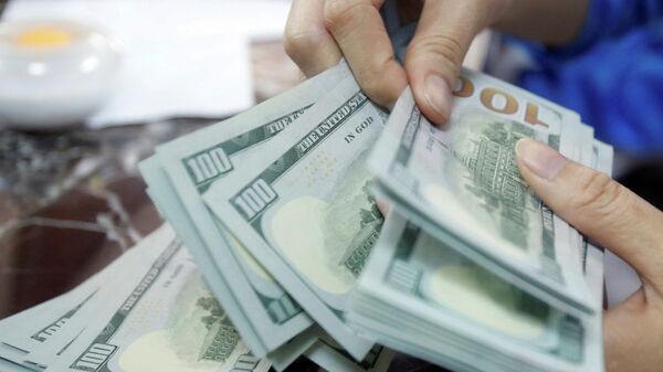 Женщина считает доллары США. Архивное фото - Sputnik Кыргызстан