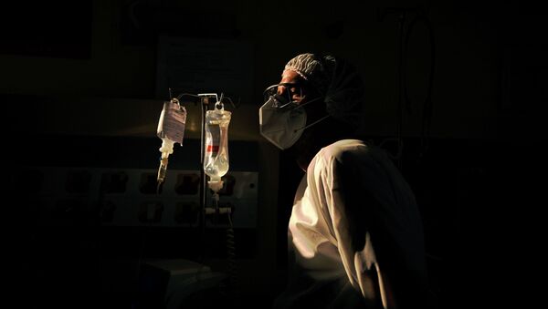 Врач проверяет капельницу пациента в палате больницы - Sputnik Кыргызстан