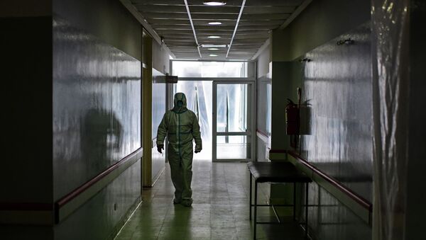 Медицинских работник идет по коридору больницы. Архивное фото - Sputnik Кыргызстан