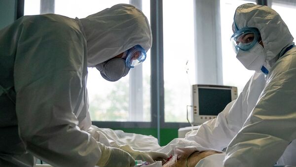 Медицинские работники осматривают пациента. Архивное фото - Sputnik Кыргызстан