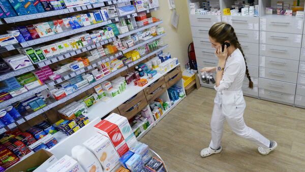 Фармацевт возле стеллажей с лекарствами в аптеке. Архивное фото - Sputnik Кыргызстан