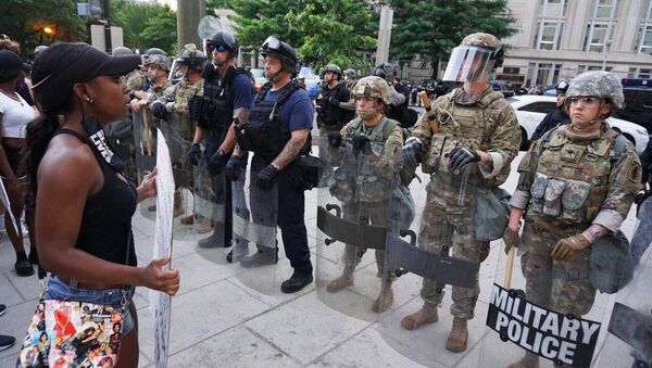 Военная полиция США и участники акции протеста против полицейского насилия у Белого дома в Вашингтоне. Архивное фото - Sputnik Кыргызстан