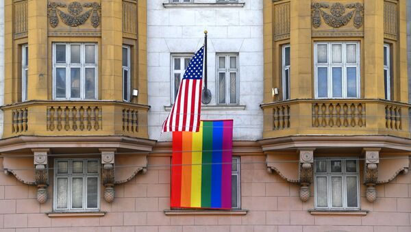 Флаг ЛГБТ-сообщества на здании посольства США в Москве - Sputnik Кыргызстан