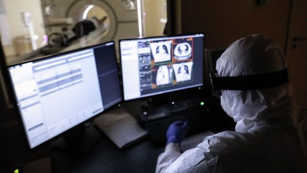 Врач обследует пациента на компьютерной томографии - Sputnik Кыргызстан