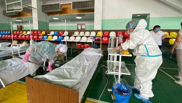 Медицинские работники готовят койки на дневном стационаре в одном из спортзалов Бишкека - Sputnik Кыргызстан