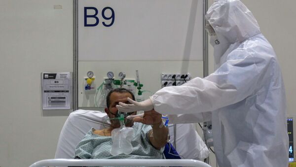 Медициналык кызматкер бейтап менен физиотерапевтик дарылоо учурунда. Архив - Sputnik Кыргызстан