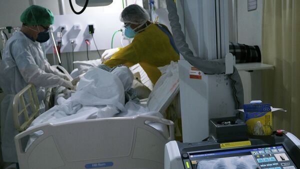 Работники здравоохранения осматривают пациента. Архивное фото - Sputnik Кыргызстан