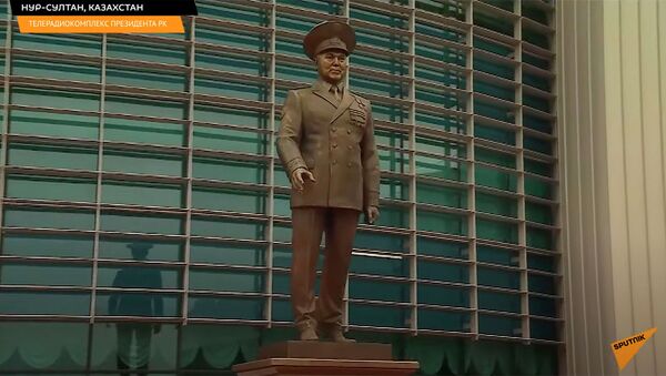 В Нур-Султане открыли памятник Назарбаеву, облаченный в военную форму. Видео - Sputnik Кыргызстан
