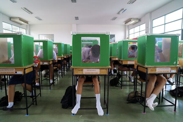 Начало занятий в школах в Тайланде - Sputnik Кыргызстан