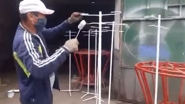 Как службы мэрии Бишкека изготавливают ширмы и штативы для капельниц — видео - Sputnik Кыргызстан