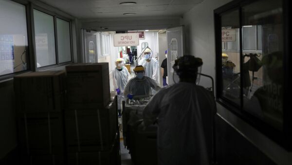 Медицинский персонал перемещает пациента, страдающего коронавирусной болезнью - Sputnik Кыргызстан