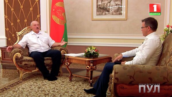 В Сети появилось видео, как Лукашенко пришел на интервью без обуви - Sputnik Кыргызстан