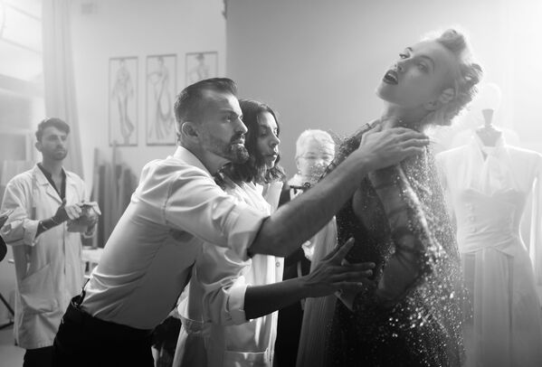 Французский модельер Жюльен Фурни с моделью Микаэлой Томановой во время съемки фильма для Недели моды в Париже - Sputnik Кыргызстан