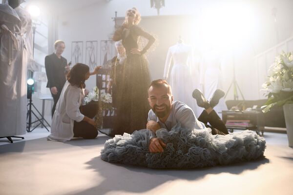 Французский модельер Жюльен Фурни с моделью Микаэлой Томановой во время съемки фильма для Недели моды в Париже - Sputnik Кыргызстан
