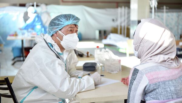 Медик осматривает пациента в одном из дневных стационаров в Бишкеке. Архивное фото - Sputnik Кыргызстан