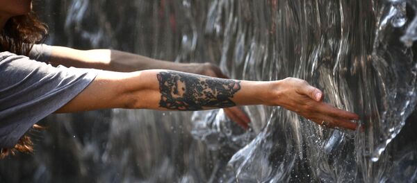 Девушка возле фонтана в летнюю жару - Sputnik Кыргызстан