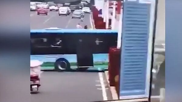 Автобус в Китае съехал в водохранилище, 21 школьник погиб — видео трагедии - Sputnik Кыргызстан