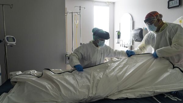 Медицинский персонал обертывает покойного пациента простынями. Архивное фото - Sputnik Кыргызстан