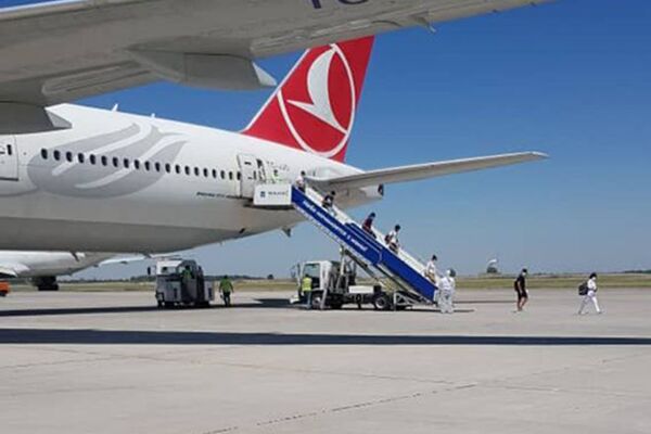 Аларды Стамбул — Бишкек — Стамбул багыты менен Turkish Airlines компаниясынын чартердик каттамы алып келди - Sputnik Кыргызстан