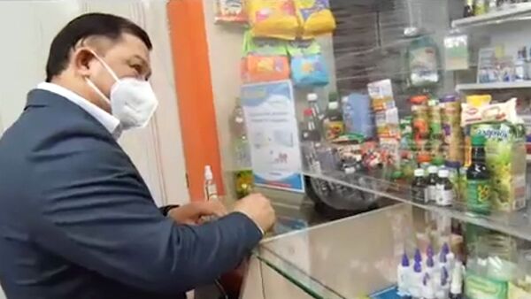 Как спикер Жогорку Кенеша проверял цены в бишкекских аптеках — видео - Sputnik Кыргызстан