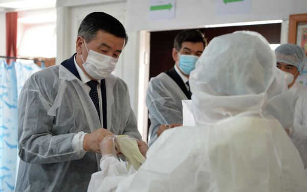 Президент Сооронбай Жээнбеков посетил дневной стационар в Бишкеке, который открылся для приема граждан по оказанию первичной медицинской помощи - Sputnik Кыргызстан