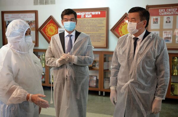 Жээнбеков Бишкектеги күндүзгү стационарга барып, медиктерге жолукту. Сүрөт - Sputnik Кыргызстан