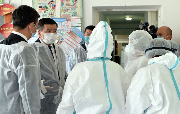 Жээнбеков Бишкектеги күндүзгү стационарга барып, медиктерге жолукту. Сүрөт - Sputnik Кыргызстан