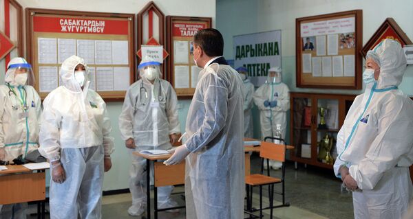 Жээнбеков Бишкектеги күндүзгү стационарга барып, медиктерге жолукту. Сүрөт - Sputnik Кыргызстан