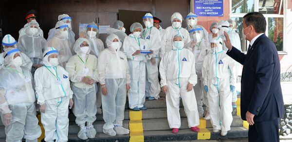 Жээнбеков Бишкектеги күндүзгү стационарга барып, медиктерге жолукту. Сүрөт - Sputnik Кыргызстан