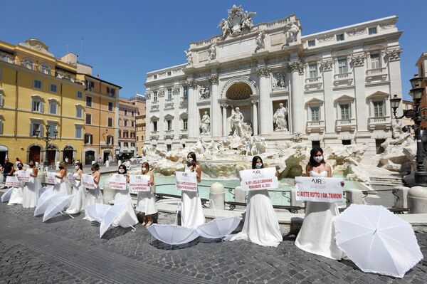 Хочу замуж! Невесты в свадебных нарядах устроили протест в Риме. Фото - Sputnik Кыргызстан