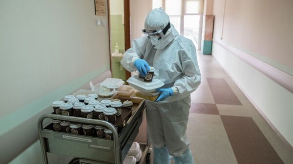 Врач больницы разносит обеды. Архивное фото - Sputnik Кыргызстан