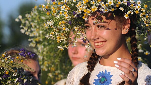 Девушки на празднике Ивана Купалы на берегу залива Припяти в белорусском Турове - Sputnik Кыргызстан