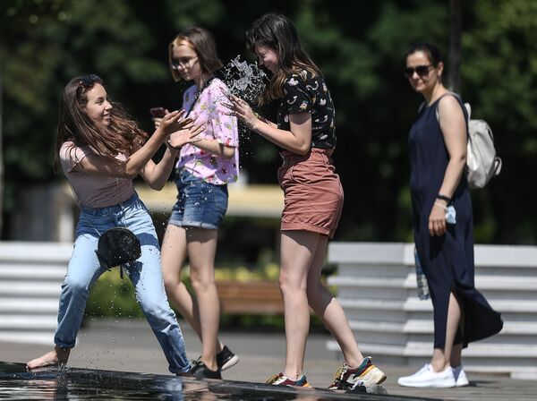 Отдыхающие в Парке Горького во время аномальной жары в Москве - Sputnik Кыргызстан