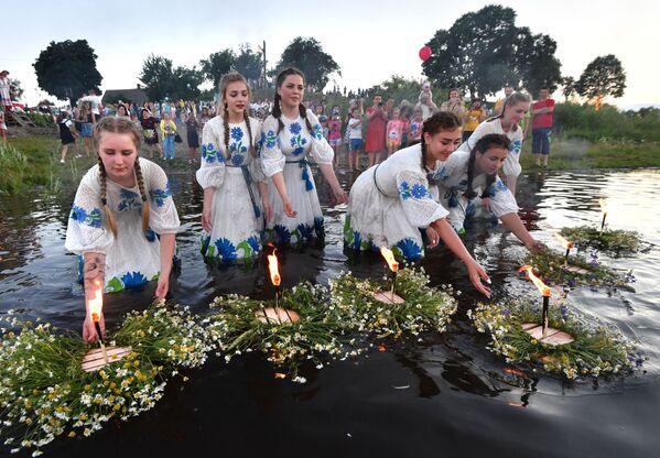 Девушки пускают по воде венки на празднике Ивана Купалы на берегу залива Припяти в древнем белорусском Турове - Sputnik Кыргызстан